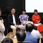 壇上で姫路市民の意見に耳を傾ける久保田智子教育長（右から２人目）ら＝アクリエひめじ