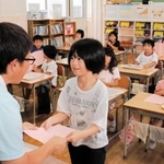 担任から初めての通知表を受け取る１年生の児童＝姫路市城東町竹之門、城東小学校