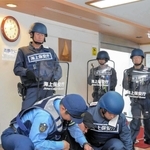 テロリスト役を取り押さえる海上保安官ら＝姫路市飾磨区細江