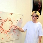 「スピーディーに描くと、金魚が泳いでいるように見える」と語る江藤雄造さん＝姫路市書写の里・美術工芸館