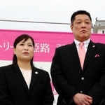 ２０１７年４月、ヴィクトリーナ姫路の本格始動を機に意気込みを語る竹下佳江監督（左）と真鍋政義ＧＭ（肩書は当時）＝姫路市本町
