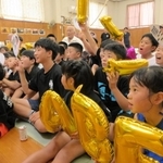 阿部詩選手に声援を送る子どもら＝姫路市豊富町豊富