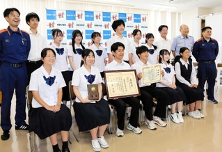 高校生の目線を生かした防火活動で総務省消防庁から表彰された飾磨消防署と飾磨高校の生徒ら＝同消防署