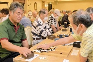 真剣な表情で熱戦を展開する参加者＝播磨国総社