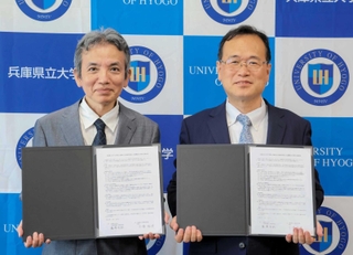 協定書にサインする兵庫県立大学工学部の藤沢浩訓学部長（左）と小野高校の小倉裕史校長＝兵庫県立大学姫路工学キャンパス