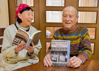 今年１月、エッセー集「路地のなかの青春」が完成した当時の中野信吉さん（右）と、執筆を支えた妻の藤尾康子さん＝姫路市香寺町岩部