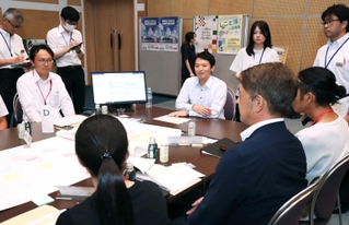 参加者と意見を交換する斎藤元彦県知事（中央奥）＝イーグレひめじ（撮影・辰巳直之）