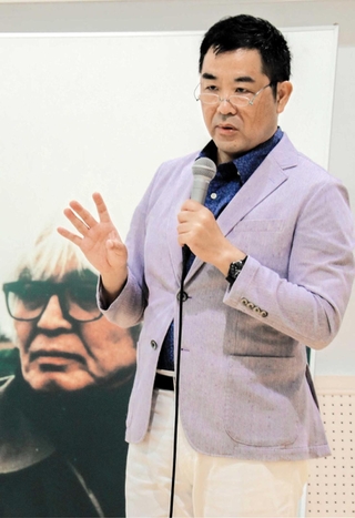 講演する門井慶喜さん＝姫路文学館