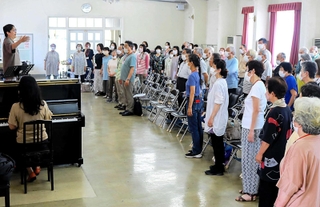 公演に向けて練習する「姫路第九合唱団」＝姫路市本町、姫路カトリック協会