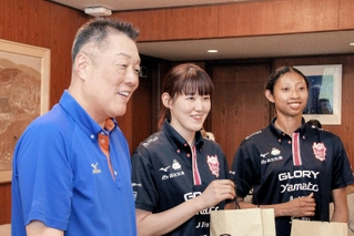 パリ五輪での戦いを振り返る（左から）真鍋政義監督、井上愛里沙選手、宮部藍梨選手＝姫路市役所