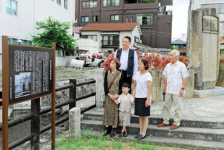 河合惣兵衛宗元の顕彰碑（右）の近くに設置された説明板（左）＝姫路市神屋町５