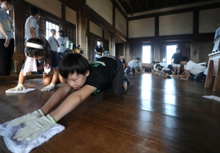 大天守６階の床磨きをする子どもら＝姫路市本町