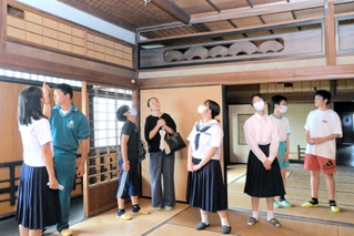 元料理旅館「丸安」の内部を見学するバンビのメンバーら＝姫路市飾磨区宮