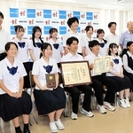 高校生の目線を生かした防火活動で総務省消防庁から表彰された飾磨消防署と飾磨高校の生徒ら＝同消防署