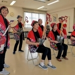スコップ三味線の練習に励む「さくら」のメンバー＝姫路市網干区興浜