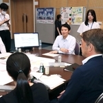 参加者と意見を交換する斎藤元彦県知事（中央奥）＝イーグレひめじ（撮影・辰巳直之）