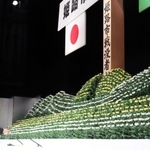 戦没者を悼み、献花する遺族＝１５日午後、姫路市総社本町