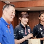 パリ五輪での戦いを振り返る（左から）真鍋政義監督、井上愛里沙選手、宮部藍梨選手＝姫路市役所