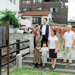河合惣兵衛宗元の顕彰碑（右）の近くに設置された説明板（左）＝姫路市神屋町５