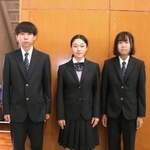 中学生に初めてお披露目された播磨福崎高校の新制服＝福崎町福田