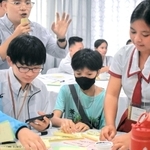 付箋に案を書いて話し合う姫路商業高校と「イナバンガ北中央校」の生徒＝７月下旬、フィリピン（姫路商業高校提供）