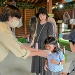 朝に回収された動物のふんのにおいを嗅ぐ子どもら＝姫路セントラルパーク
