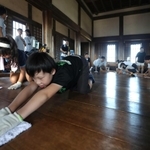大天守６階の床磨きをする子どもら＝姫路市本町