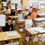 夏休みの思い出をまとめた宿題の絵日記を披露する１年生の児童ら＝姫路市立別所小学校
