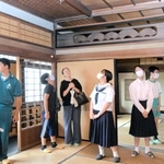 元料理旅館「丸安」の内部を見学するバンビのメンバーら＝姫路市飾磨区宮