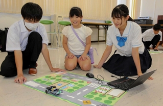 姫路商業高校の生徒が講師役となって開かれたプログラミング教室＝荒川公民館