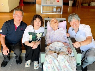 「能登柴垣海岸はるこ」を昨年７月に訪れた粟木春子さん（右から２人目）と写真に納まる小森重忠さん（右端）ら＝石川県羽咋市（小森さん提供）
