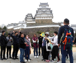 外国人観光客の姿が目立つ姫路城＝姫路市本町
