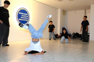 子どもたちの練習を見守る石田能力さん（左）＝姫路市保城、ブレイキン・ダンススタジオエモーション