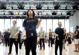 ジャグリングを披露する参加者＝アクリエひめじ