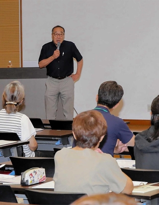 不登校の子どもとの付き合い方について語る高千穂大の山田良一教授＝姫路市総合教育センター