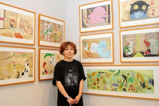 自作の絵本原画の前に立つ石黒亜矢子さん＝姫路文学館