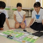 姫路商業高校の生徒が講師役となって開かれたプログラミング教室＝荒川公民館