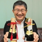 酒米を極限まで磨いた商品を手にする田中酒造場の田中康博社長＝姫路市内