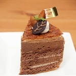 １５日まで販売する「おちばのチョコタルト」の商品とデザイン＝姫路市野里