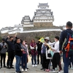 外国人観光客の姿が目立つ姫路城＝姫路市本町