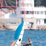 海面を疾走する「ウイングフォイル」＝姫路市白浜町沖