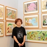 自作の絵本原画の前に立つ石黒亜矢子さん＝姫路文学館