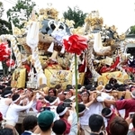 屋台を練り合わせる恵美酒宮天満神社の氏子ら＝２０２３年１０月９日、姫路市飾磨区恵美酒