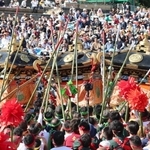 「灘のけんか祭り」で豪快にみこしをぶつけ合う氏子ら＝２０２３年１０月１５日、姫路市白浜町　