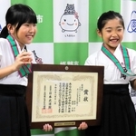 なぎなた演技競技の全国大会で優勝した原田そらさん（左）と西岡千織さん＝姫路市役所