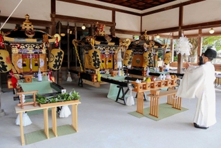 拝殿内に並んだ新調されたみこし＝松原八幡神社