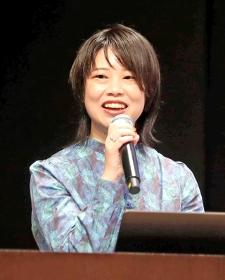ユーモアを交えながら家族との交流について語った岸田奈美さん＝アクリエひめじ