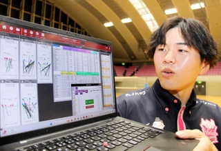 分析したデータを示し、アナリストの仕事を説明する倉茂涼さん＝姫路市西延末