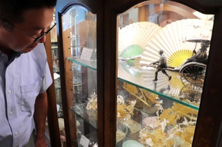 細かな装飾が施されたセルロイドの製品が並ぶダイセル異人館の展示室＝姫路市網干区新在家