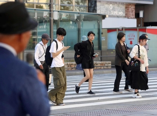 衆院解散から一夜明け、街頭で支持を訴える立候補予定者（左端）＝１０日午前、姫路市内（撮影・辰巳直之）